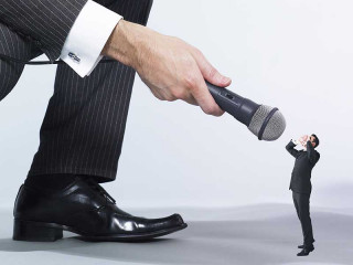 mann-schreit-in-mikro-1508375-FO-STUDIO-GRAND-OUEST