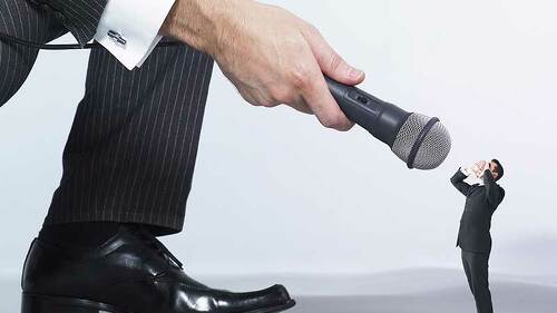 mann-schreit-in-mikro-1508375-FO-STUDIO-GRAND-OUEST