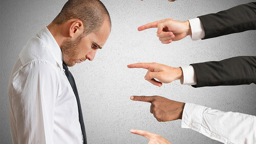 Finger-zeigen-auf-Anzugtraeger-73788068-FO-alphaspirit