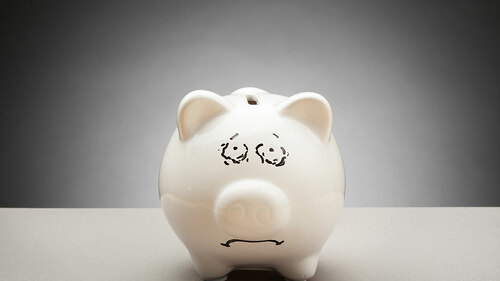 Aengstliches-Sparschwein-138945257-FO-mvcaspel