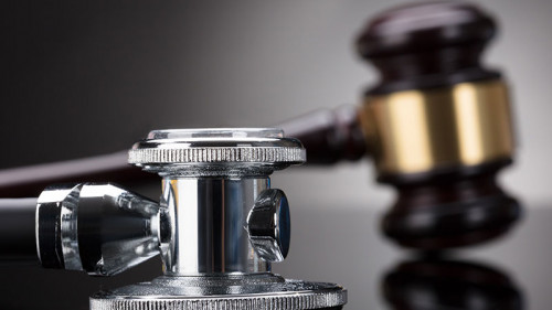 Richterhammer-Stethoskop-188801219-FO-Andrey-Popov