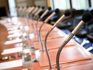 mikrofone-sitzplaetze-7671688-FO--shocky