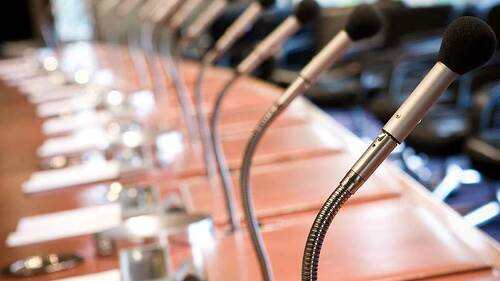 mikrofone-sitzplaetze-7671688-FO--shocky