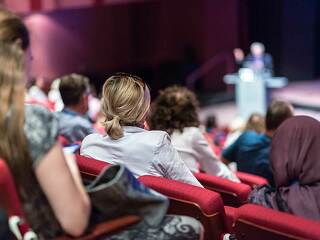 zuschauer-saal-rednerpult-195980646-FO-kasto