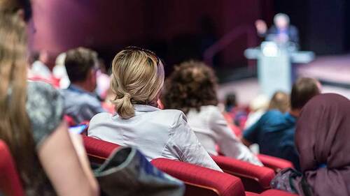 zuschauer-saal-rednerpult-195980646-FO-kasto