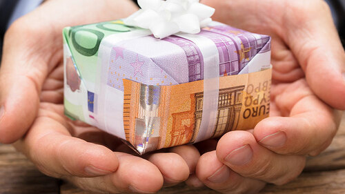 Hand-Geldscheine-Geschenk-169077166-FO-Andrey-Popov