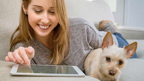 Frau-Tablet-Hund-843798-PB-PourquoiPas