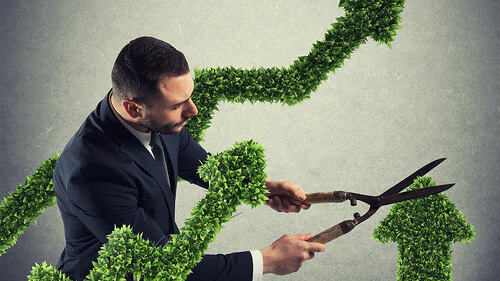 Anzugtraeger-trimmt-Hecken-Pfeile-194055043-FO-alphaspirit