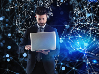 Anzugtraeger-Laptop-Netzwerk-163853831-FO-alphaspirit