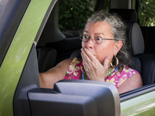 Ups-Seniorin-im-Auto-67094099-FO-forestpath