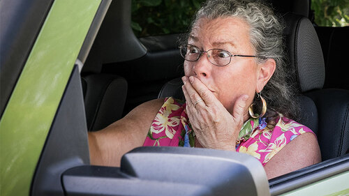 Ups-Seniorin-im-Auto-67094099-FO-forestpath