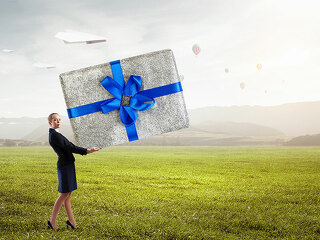 Anzugtraegerin-Geschenk-179028202-FO-Sergey-Nivens