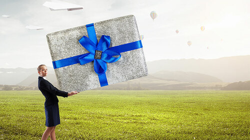 Anzugtraegerin-Geschenk-179028202-FO-Sergey-Nivens