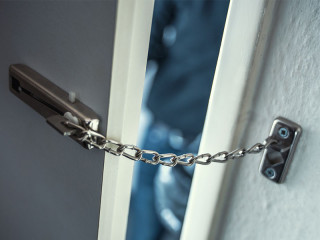 Einbrecher-Tuerkette-136620240-FO-AA+W