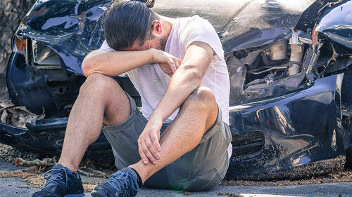 Mann-verzweifelt-vor-Unfallwagen-67091295-FO-oneinchpunch