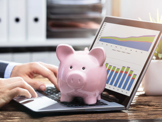 Anzugtraeger-Laptop-Sparschwein-189738375-FO-Andrey-Popov