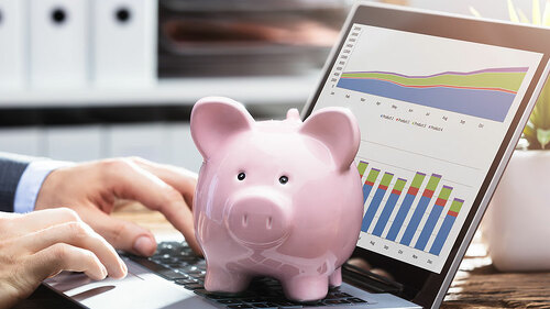 Anzugtraeger-Laptop-Sparschwein-189738375-FO-Andrey-Popov