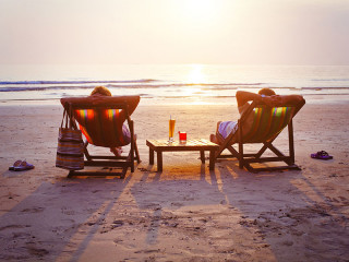 Paar-Liegestuehle-Strand-62398830-FO-anyaberkut