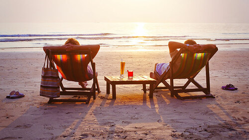 Paar-Liegestuehle-Strand-62398830-FO-anyaberkut