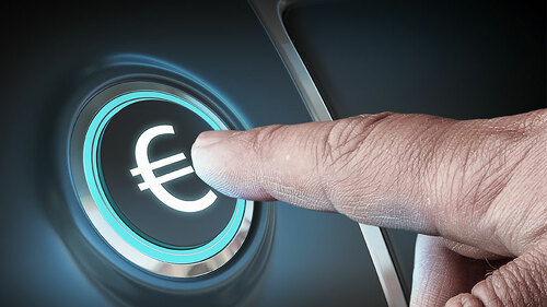 Finger-drueckt-auf-Euro-Knopf-138575381-FO-Sergey-Nivens