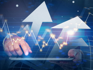 Haende-Tablet-Pfeile-Graph-209440102-FO-peshkova