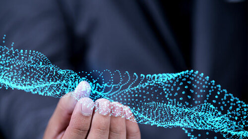 Anzugtraeger-Hand-Datenstrom-206982446-FO-kwanchaift