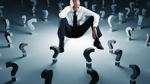 Fragezeichen-umgeben-Anzugtraeger-164515322-FO-alphaspirit