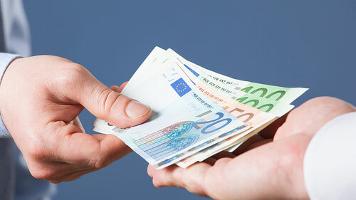 Hand-reicht-Bargeld-94363835-FO-zest-marina