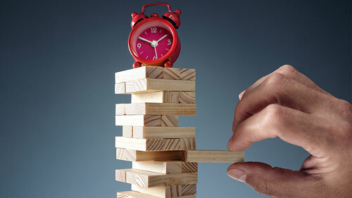 Wecker-Jenga-Baukloetze-Hand-162534592-FO-Brian-Jackson