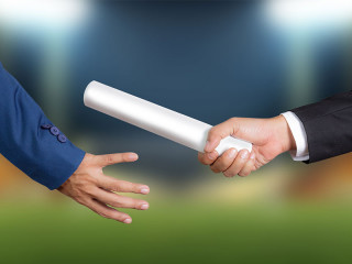 Anzugtraeger-Haende-Staffelstab-135314778-FO-naypong