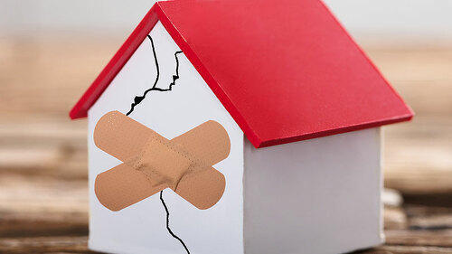 Haus-Riss-Pflaster-175553626-FO-Andrey-Popov