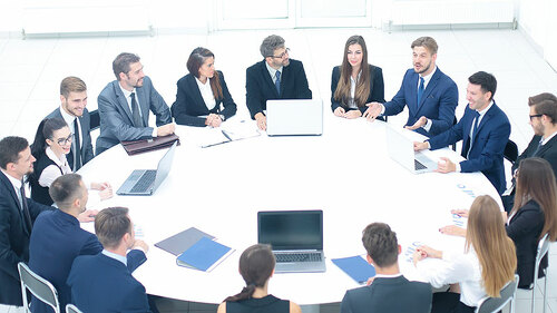 Anzugtraeger-Tafelrunde-143844525-FO-FotolEdhar