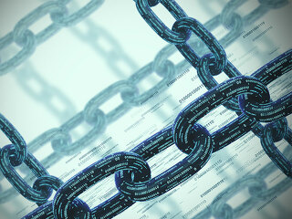 Ketten-aus-Binaer-Code-193545419-FO-denisismagilov