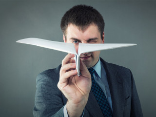 Anzugtraeger-Papierflieger-65470805-FO-Nomad-Soul