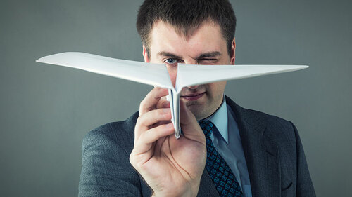 Anzugtraeger-Papierflieger-65470805-FO-Nomad-Soul