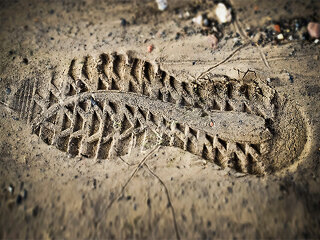 Fußabdruck-im-Schlamm-3482282-PB-MichaelGaida