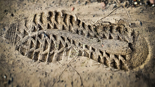 Fußabdruck-im-Schlamm-3482282-PB-MichaelGaida