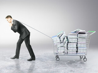 Anzugtraeger-zeiht-Einkaufswagen-123264729-FO-peshkov