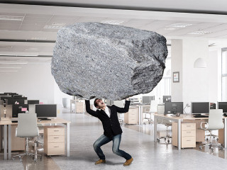 Anzugtraeger-stemmt-Steinbrocken-112464173-FO-Sergey-Nivens