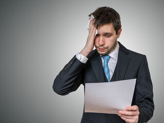 Anzugtraeger-nervoes-Brief-193888181-FO-vchalup