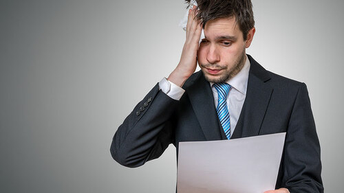 Anzugtraeger-nervoes-Brief-193888181-FO-vchalup