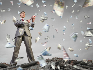 mann-app-geldscheine-happy-191151423-FO- Sergey-Nivens