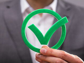 Anzugtraeger-gruener-Haken-203478846-FO-Andrey-Popov