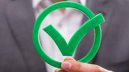 Anzugtraeger-gruener-Haken-203478846-FO-Andrey-Popov