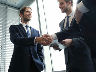 handshake-maenner-anzuege-177605168-FO-ty