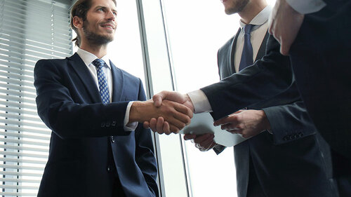 handshake-maenner-anzuege-177605168-FO-ty