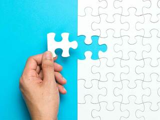 tuerkies-hand-puzzle-teil-109101290-FO-Kenishirotie