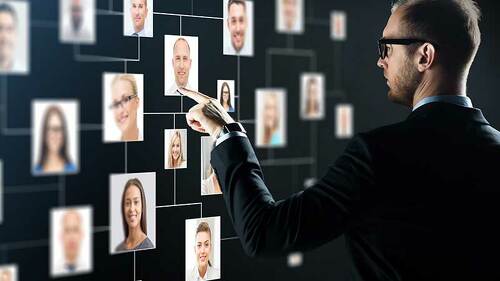 Anzugtraeger-Porttraits-145544395-FO-Syda-Productions