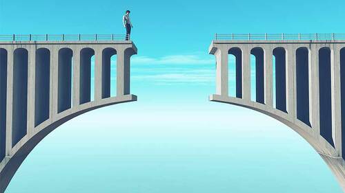 Anzugtraeger-vor-Bruecke-mit-Luecke-163276035-FO-Orlando-Florin-Rosu