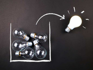 gluehbirnen-sammeltopf-leuchtet-93116185-FO-patpitchaya